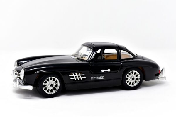 Classic Black Mercedes-Benz Diecast Model Car – Vintage 1:32 Scale